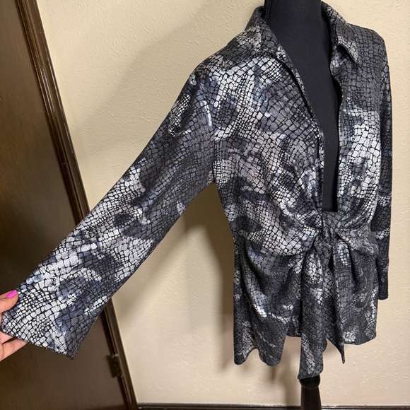 Mishca Stylish Black and Gray Tie-Front Blouse Reptile Snake Metallic Cardigan - Picture 3 of 7